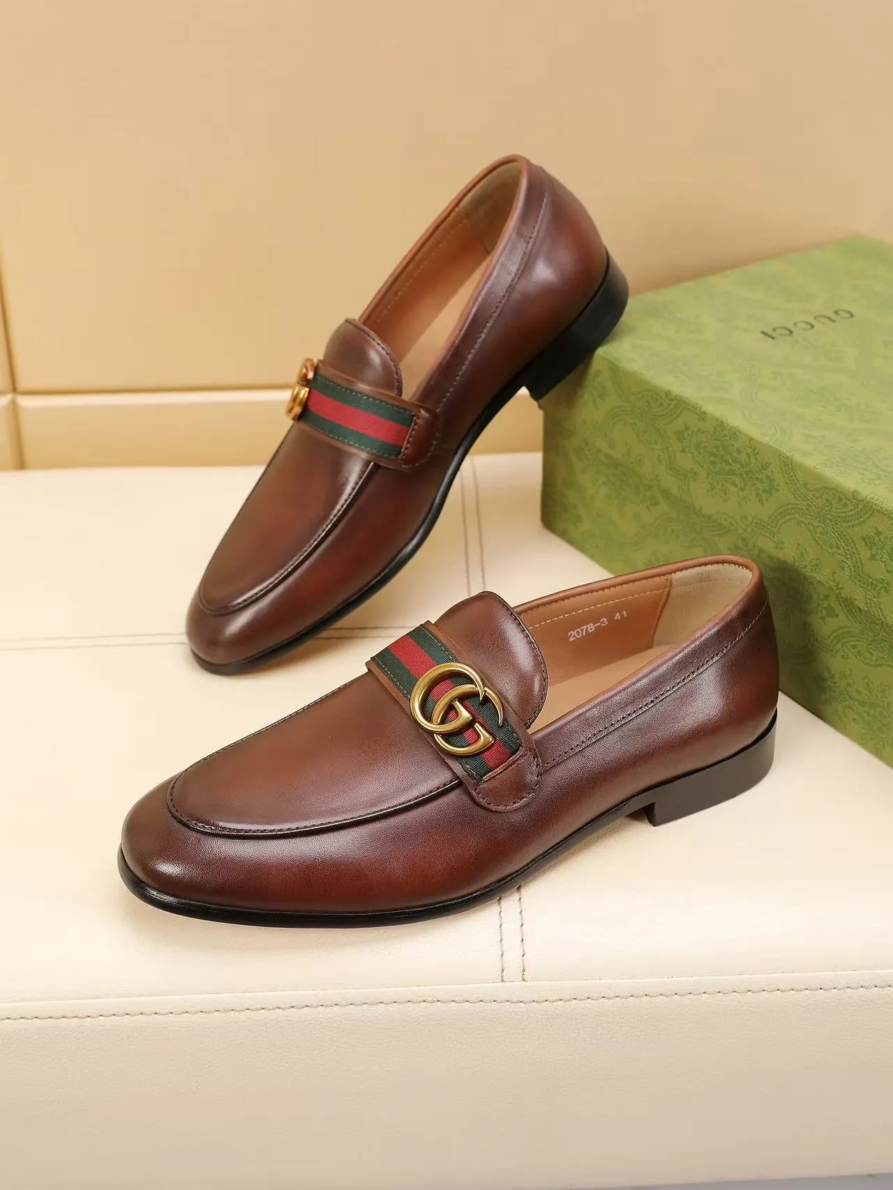 Men's men's shoes 💰440 🆘【GUCCI】Gucci ·🐂里· Hot-selling beanie shoes, top brand luxury, top quality, latest fashion beanie shoes.. The upper is made of original high mercerized smooth cow suede. (Full top-layer water-dyed 🐂 leather and lining). The original stylish and stylish soft rubber wear-resistant and non-slip outsole is light and comfortable on the foot, available in 2 colors! Matching code: 39-45 (38.46. Customized)